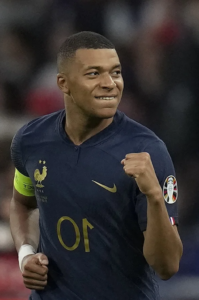 Kylian Mbappe je oslavován jako největší